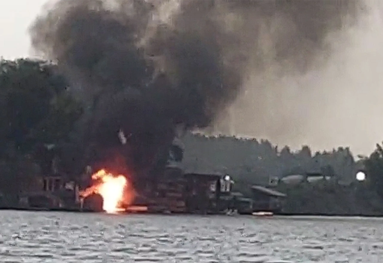 Oluja pogodila Beograd, grom zapalio splav na Savi