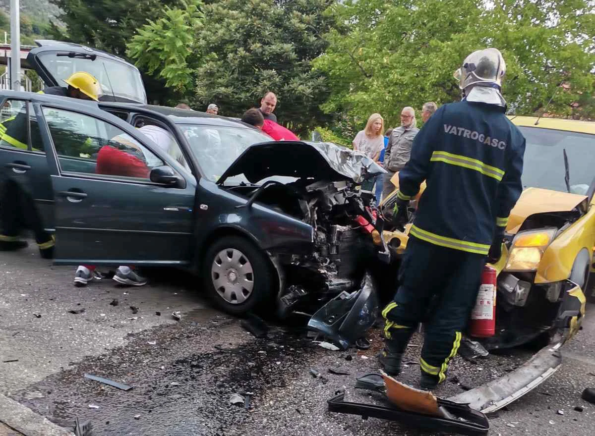 U Mostaru gorjela dva automobila, u Prozor - Rami autobus