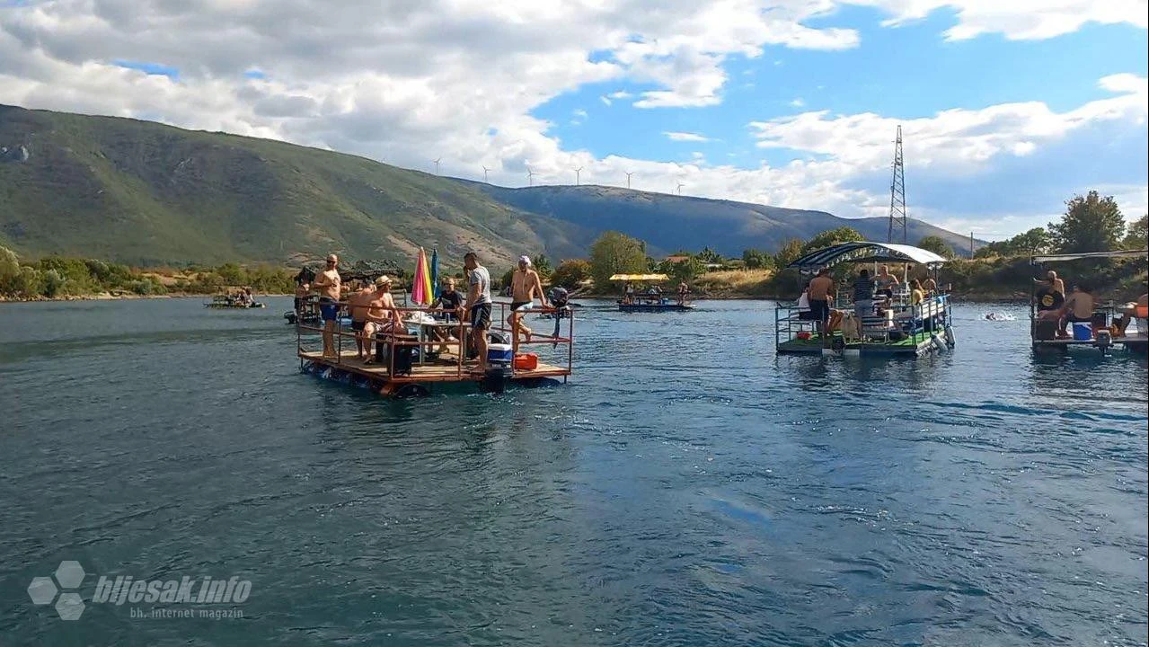 Vrhunska zabava na trećoj utrci splavova na Mostarskom jezeru