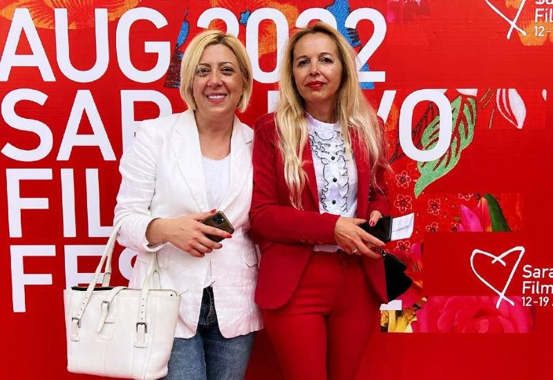 Pijačno izdanje ministrice na crvenom tepihu