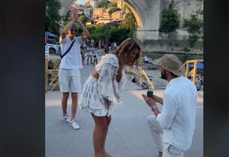 Bajkovite zaruke ispod Starog mosta hit su na društvenim mrežama 