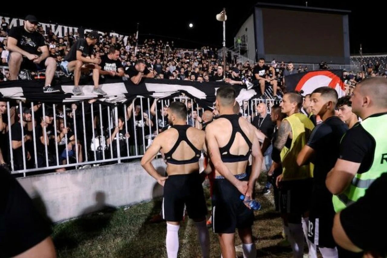 Partizan eliminiran, trener otišao,  igrači postrojeni 