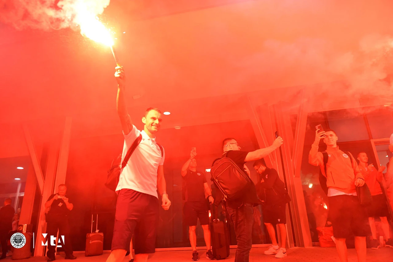 VIDEO | Ludnica u Zračnoj luci Mostar: Ultrasi dočekali Plemiće