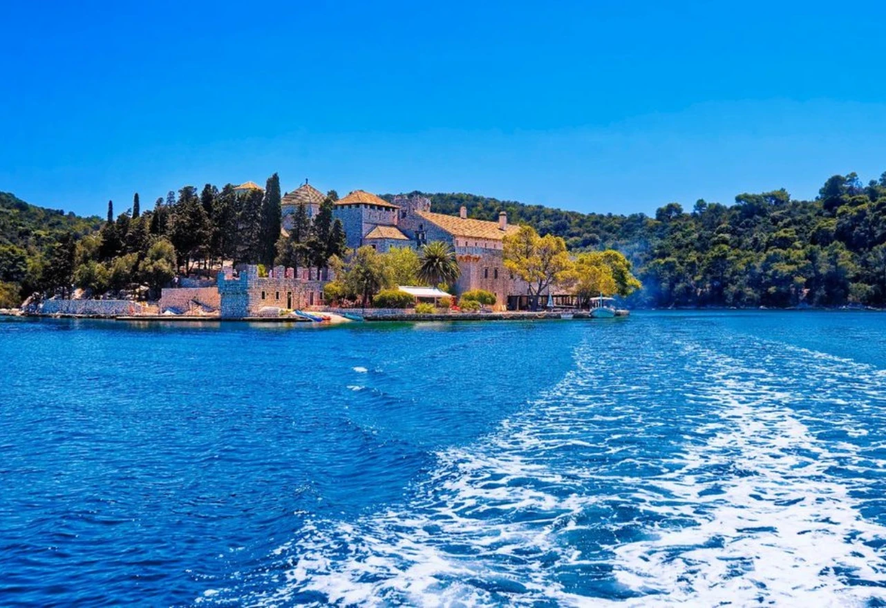 Hrvatski otok mitova, zmija i skrivenih uvala