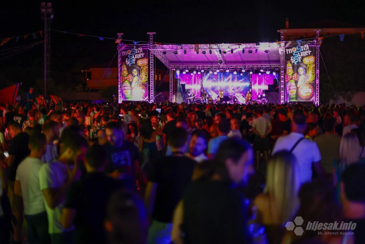 Trodnevna žurka: Počeo Mostar Summer Fest, tisuće posjetitelja na Kantarevcu