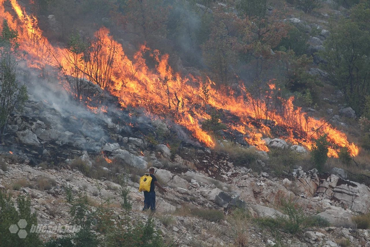 Situacija u Neumu i dalje teška - gori na više lokacija