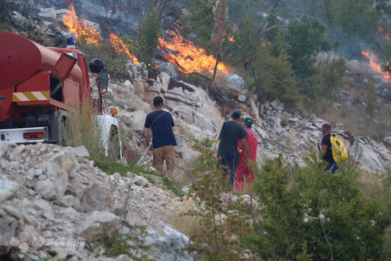 Situacija na požarištu u Neumu teška, potreban kanader