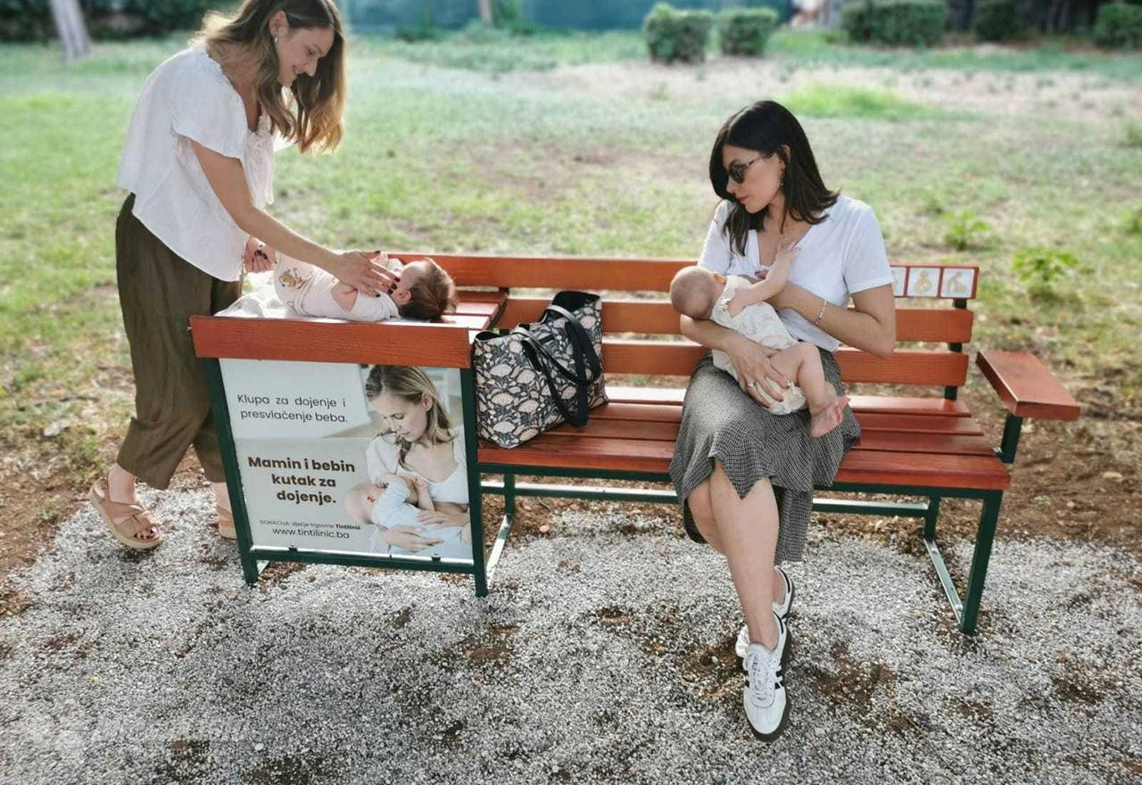 Mostar: Zrinjevac dobio klupu za dojenje