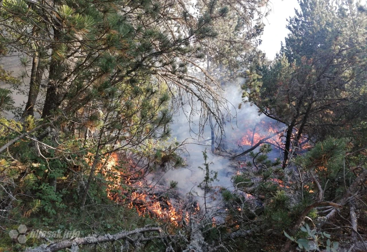 Požari na Borcima i Glavatičevu lokalizirani, u Neumu požar prijeti kućama