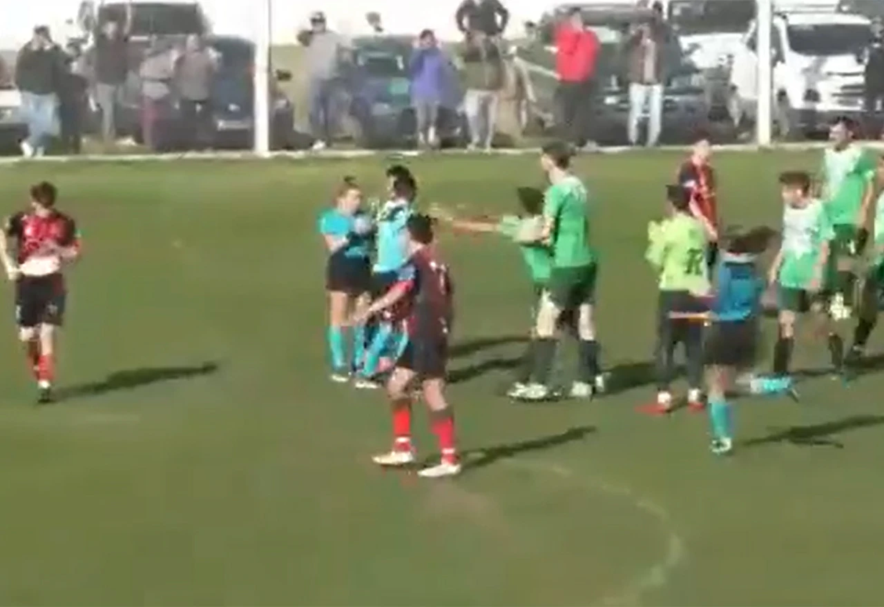 VIDEO: Nogometaš brutalno nokautirao sutkinju