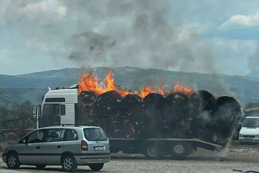 Zapalio se kamion pun sijena kod Širokog Brijega