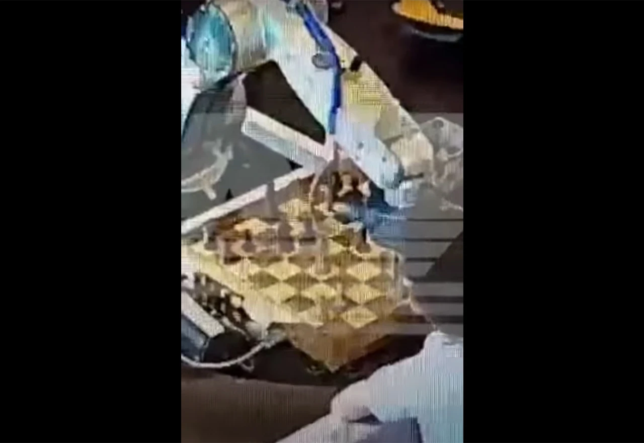 VIDEO | Robot dječaku slomio prst na šahovskom turniru