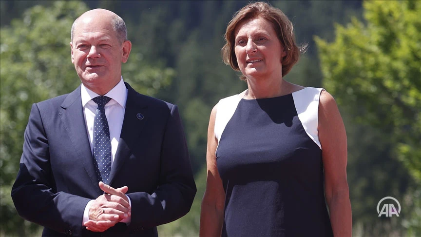 Susjedi pronašli tajne dokumente koje je supruga kancelara Scholza bacila u smeće