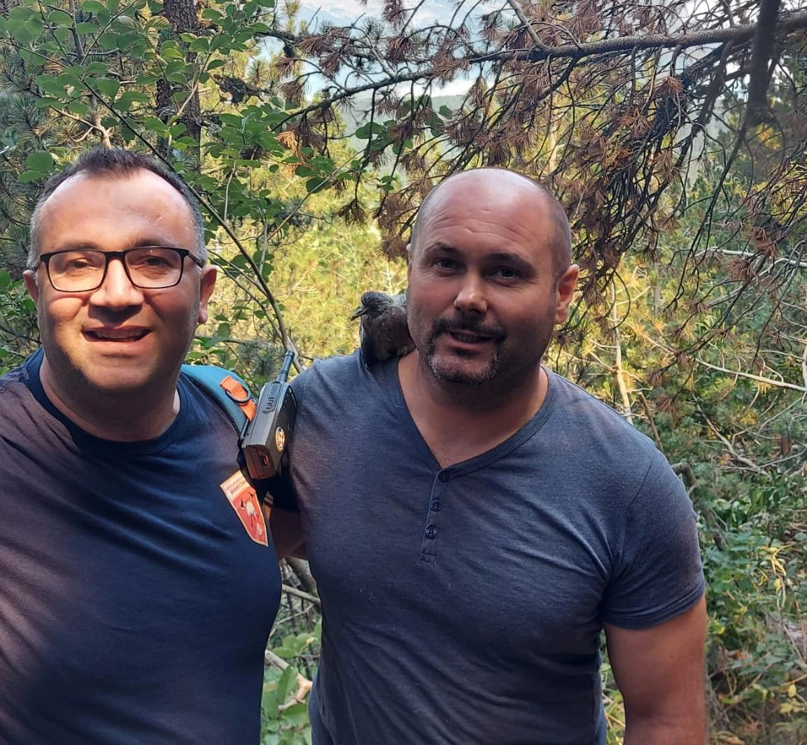 Preživjela ptica 'pozirala' s vatrogascima nakon što su joj pružili pomoć