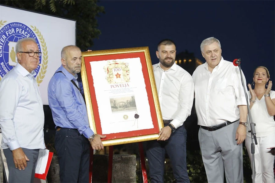 Veležu uručena 'Povelja' Centra za mir, priznanja dobile i legende kluba