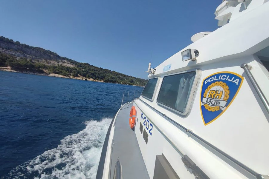 Turistički brod u Splitu udario u obalu i potonuo, putnici evakuirani
