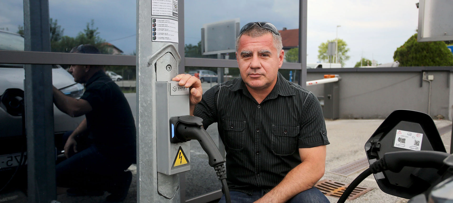 Punjač za električna vozila u stupu javne rasvjete otporan na vandalizam