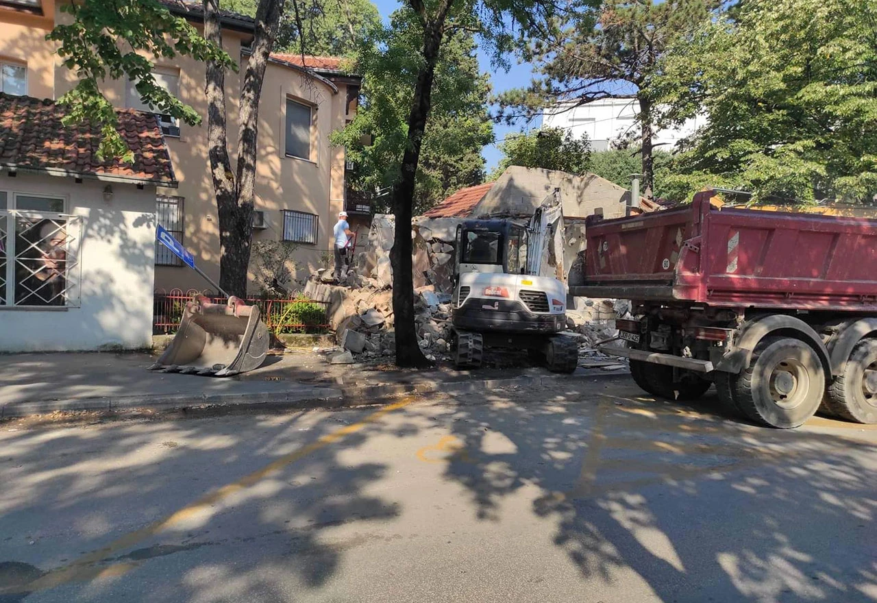 Bager u akciji: Srušen i uklonjen objekt