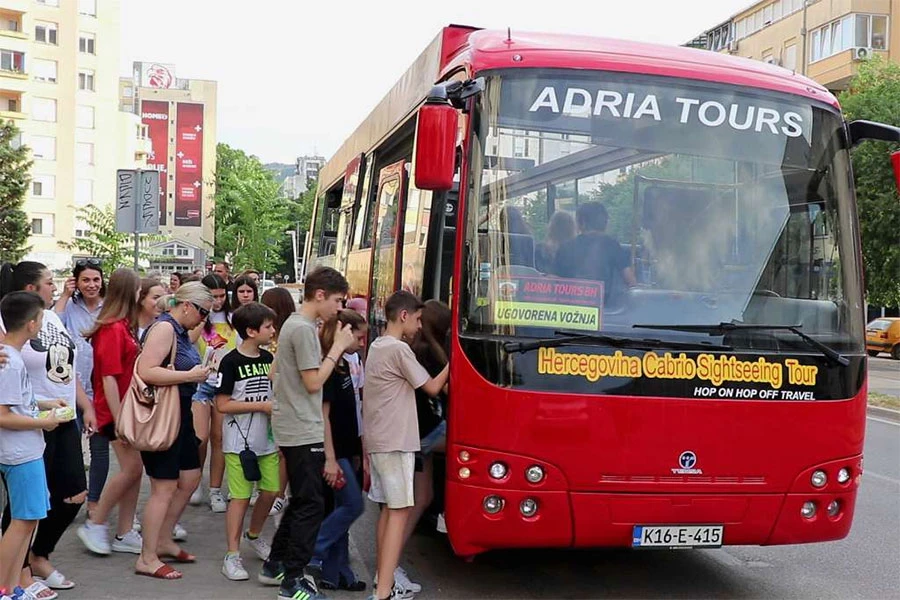Mostarskim se  ulicama besplatno provozajte panoramskim busom
