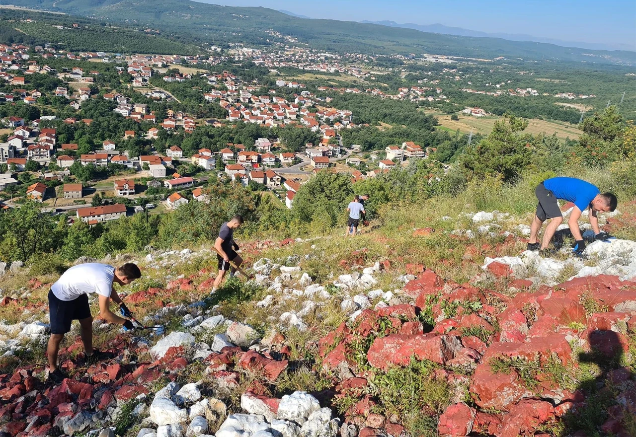 Mladi očistili hrvatski grb iznad Širokog Brijega