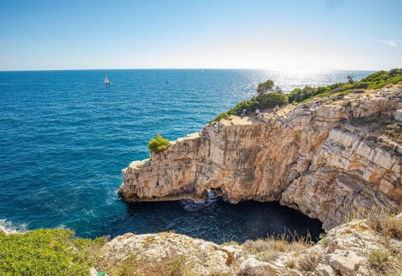Plaža na kojoj možete plivati u špiljama i skakati sa stijena