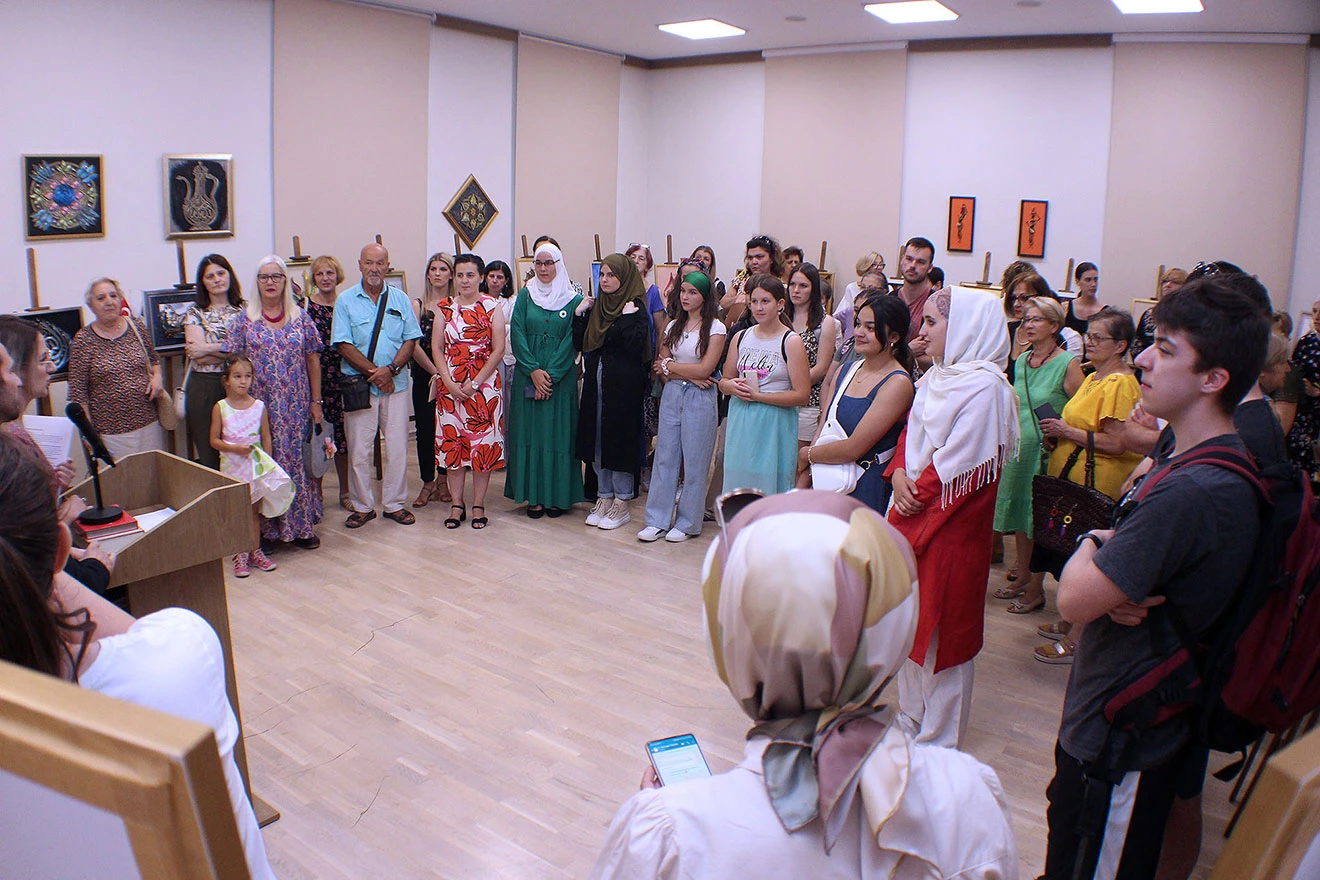 Otvorena izložba rukotvorina dva bratska grada