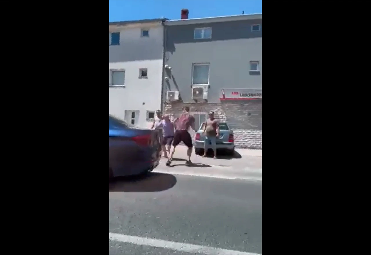VIDEO | Tučnjava dvije osobe u Mostaru