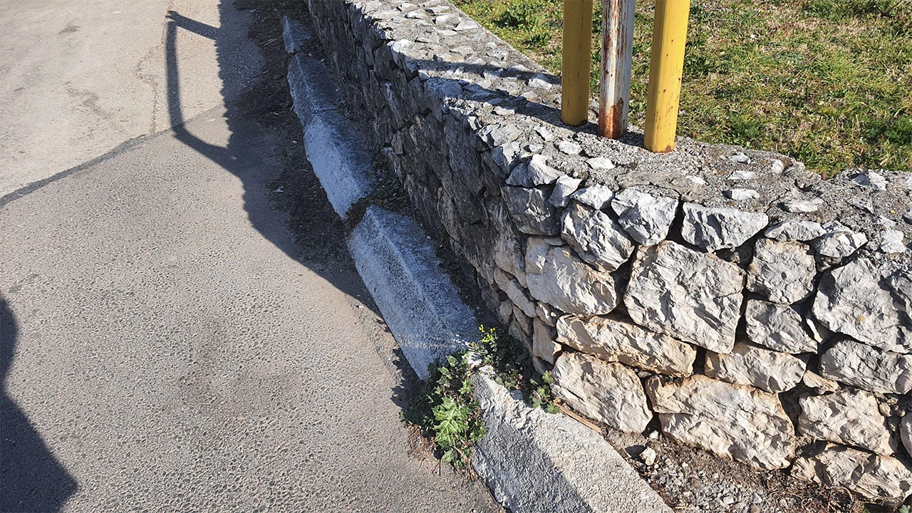 Mostarska logika: Zid je na trotoaru pa je trotoar u parku