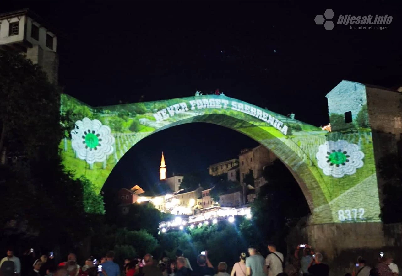 Projekcijom na Starom mostu odana počast žrtvama genocida u Srebrenici