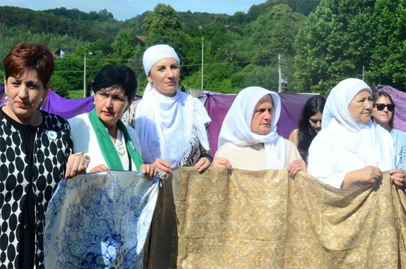 Majčina marama u Srebrenici