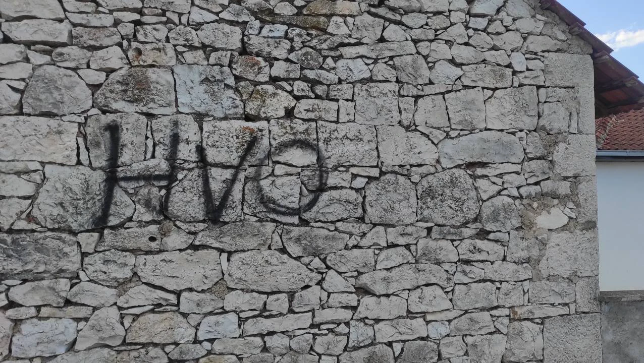 Grafit 'HVO' i 'U' na zgradi starog mekteba u Neumu