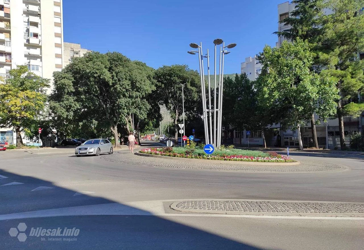 Mostar: Superbaka u akciji posuđivanja cvijeća s kružnog toka