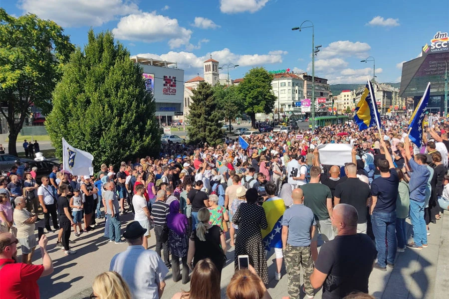 Sarajlije pred Parlamentom:  Lopovi! Lopovi! 