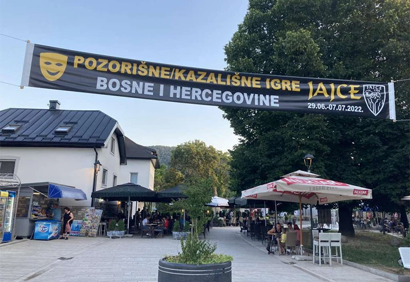Što se krije iza kulisa?