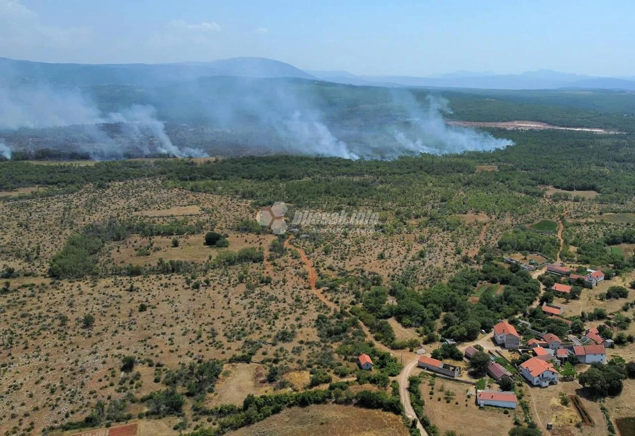 Gubavica: Brane se kuće od vatre