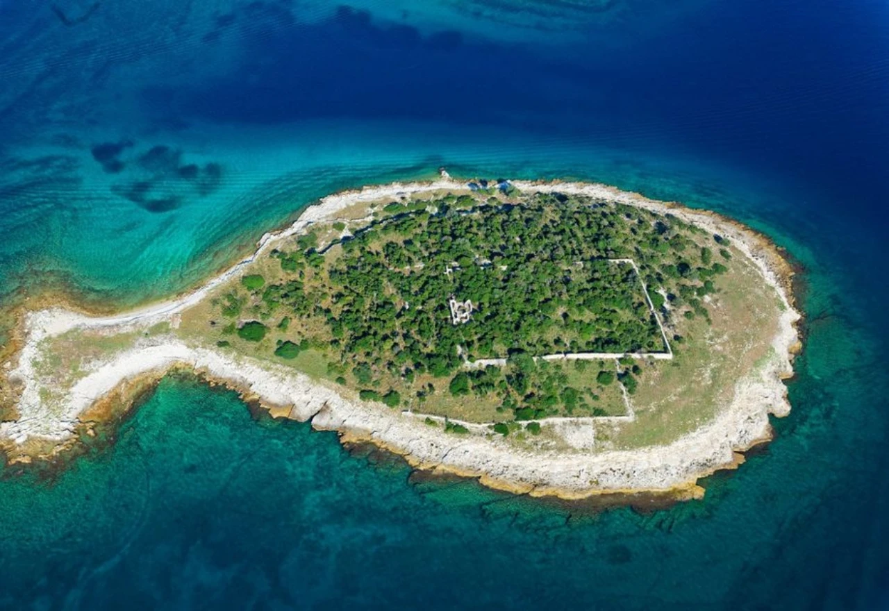 Popularni hrvatski otočić koji "pliva" Jadranom