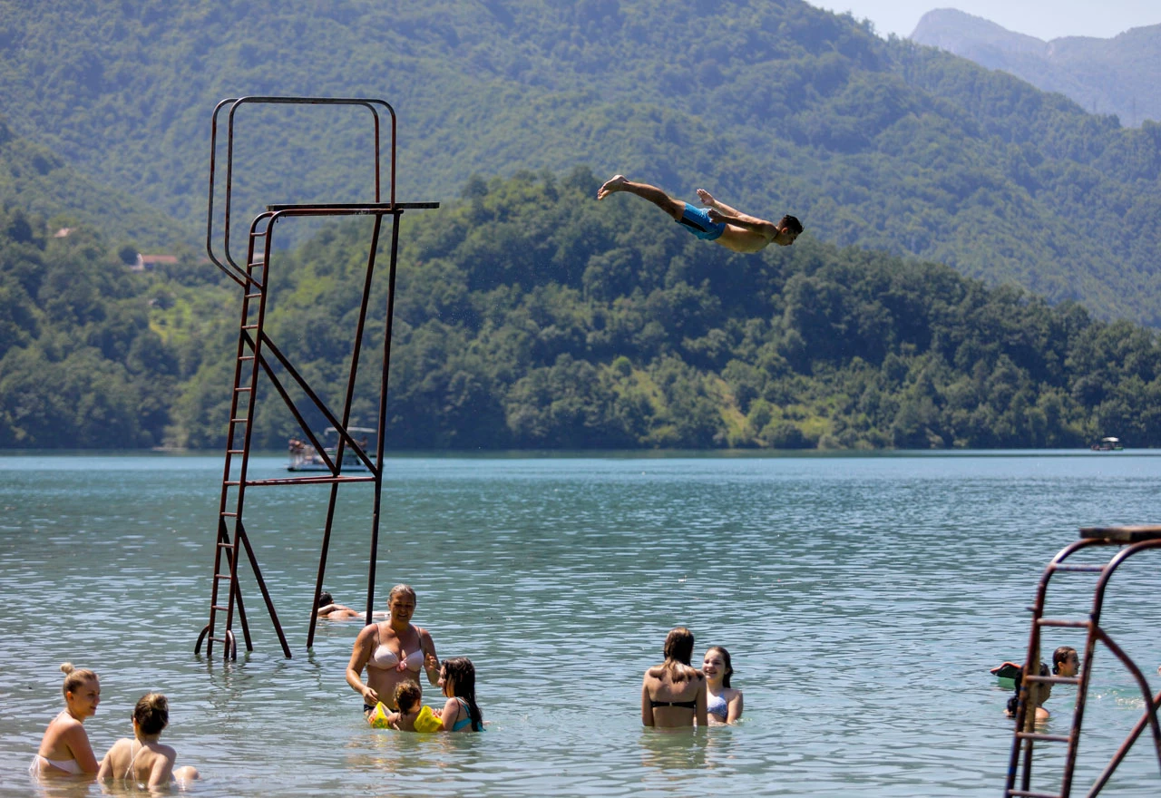 Besplatan prijevoz za mlade do jablaničkih plaža