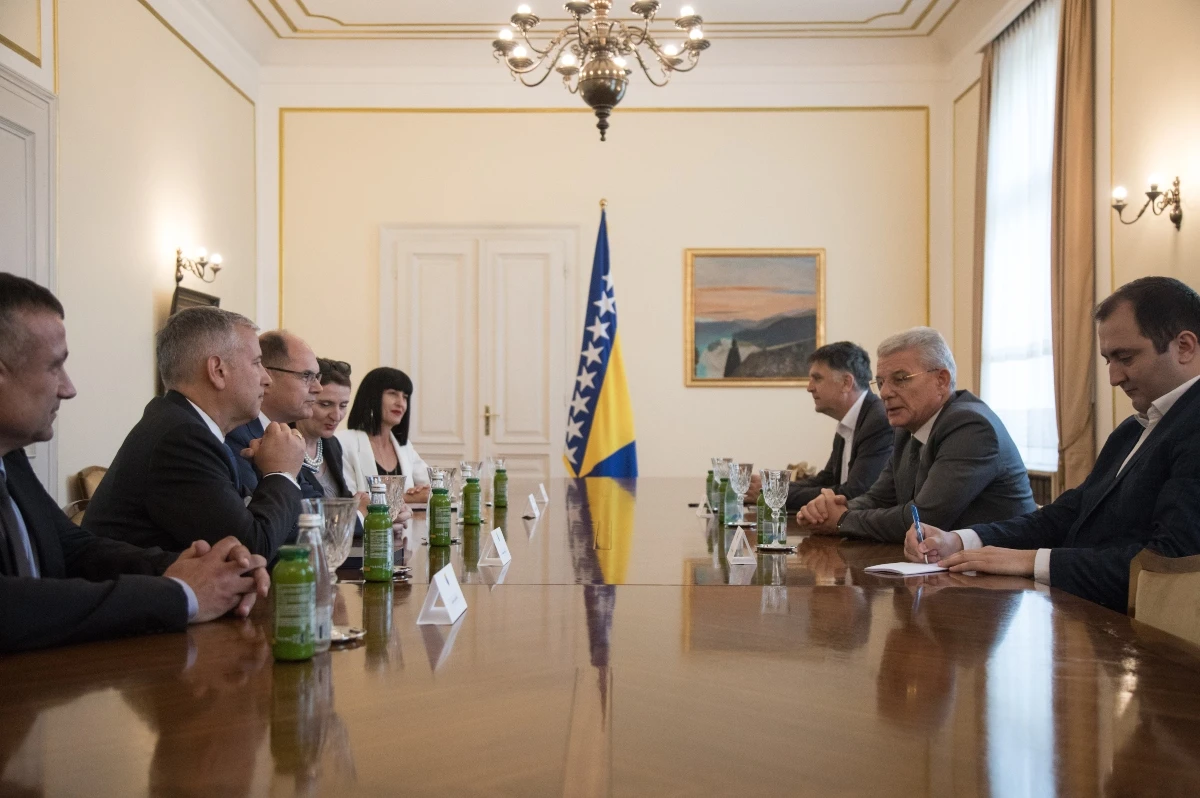 Džaferović sa Schmidtom: Izbori i nepokretna imovina RS na 'meniju'