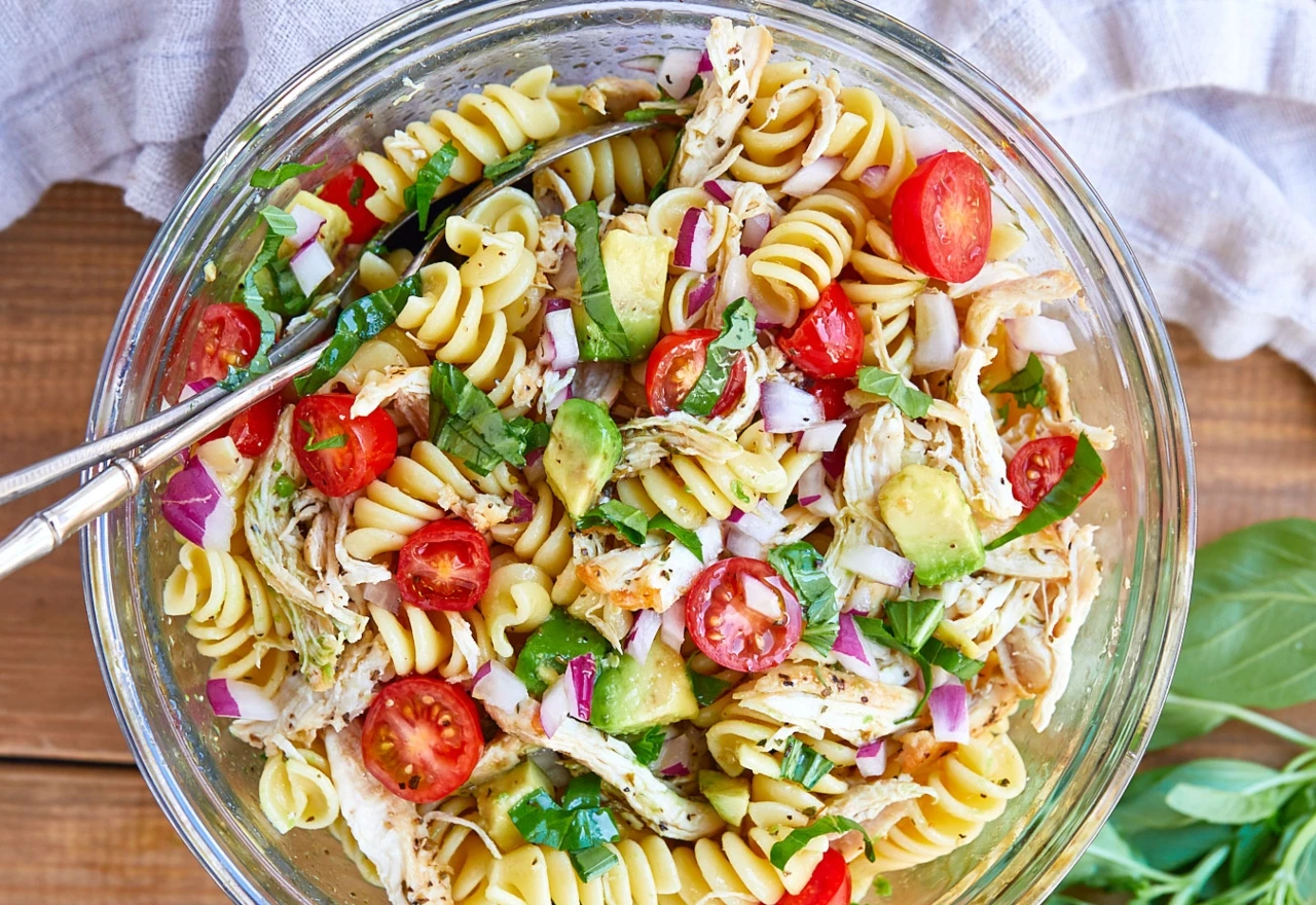 Hladna salata s tjesteninom i piletinom kao stvorena za brzinski obrok
