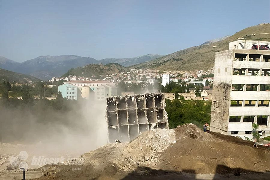 VIDEO | Konačno srušena zgrada Žitoprometa: Bagerist umalo nastradao