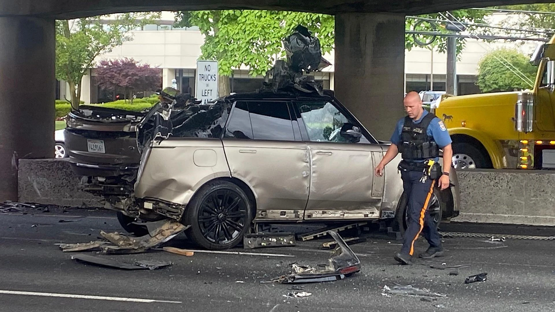 Pao s kamiona: U bizarnoj nesreći potpuno uništen novi skupocjeni Range Rover