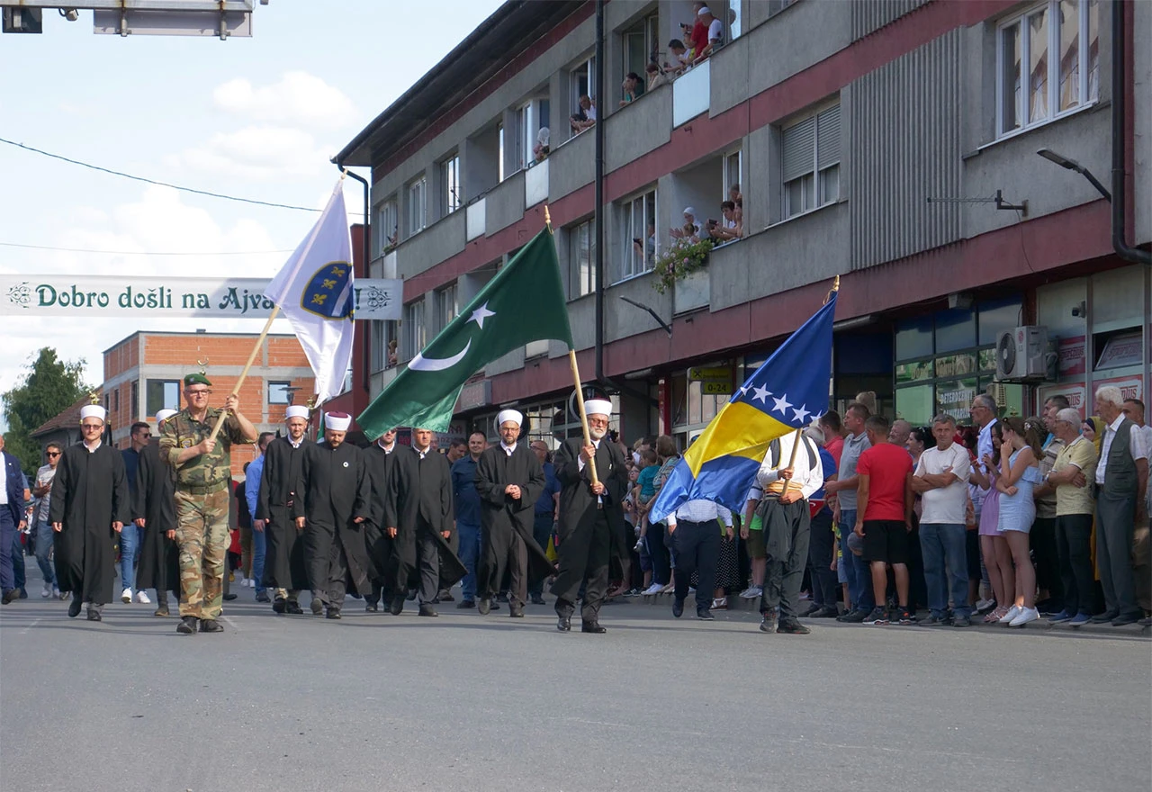 FOTO: Donjim Vakufom prodefilirali bajraktari i konjanici