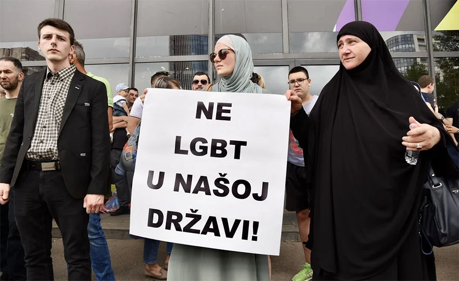 VIDEO | U Sarajevu anti LGBT skupina od LGBT skupine tražila da im vrati dugu