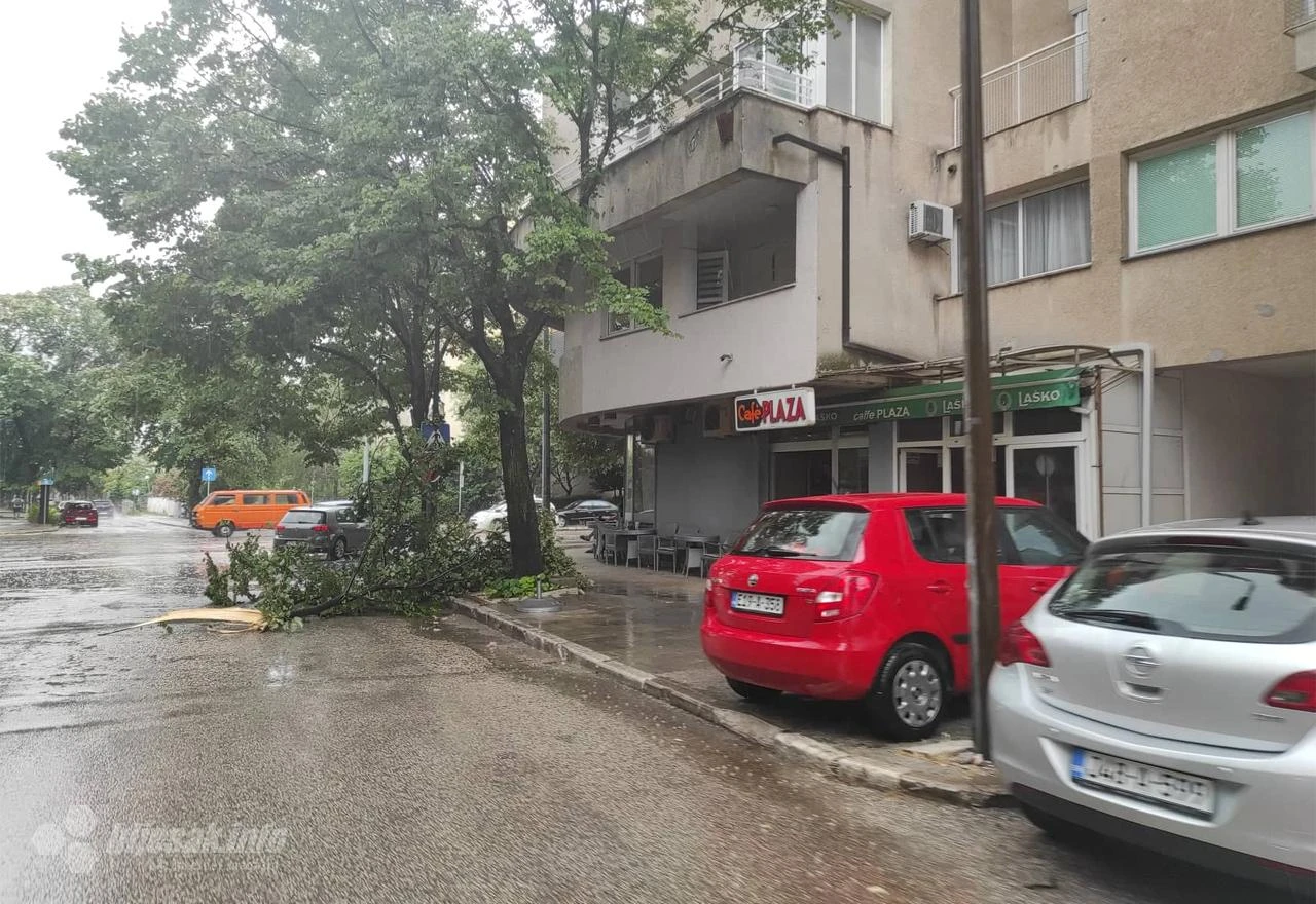 Mostar: Jako nevrijeme slomilo granje na stablima i rasulo ih po ulicama