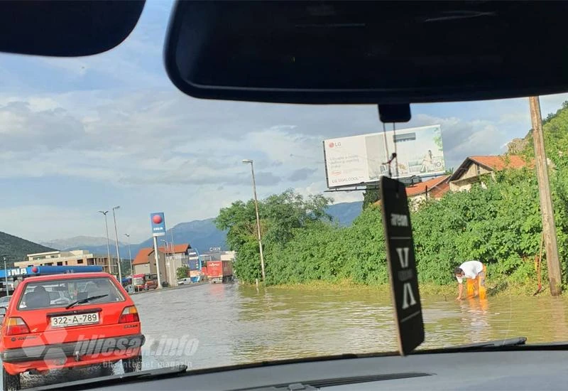 Ljetni pljusak u Mostaru izazvao probleme u prometu; vatrogasci intervenirali 15 puta