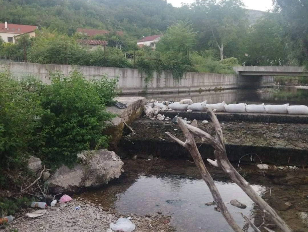 Mostar: Vrećama pregradili tok Radobolje
