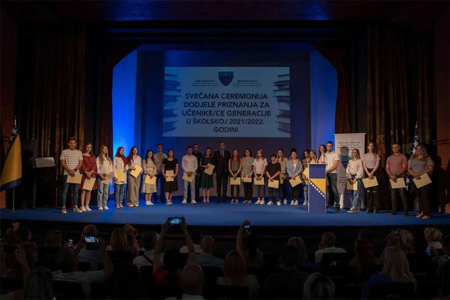 Hadžović učenicima generacije poručio: Prosjeci se ne prihvaćaju