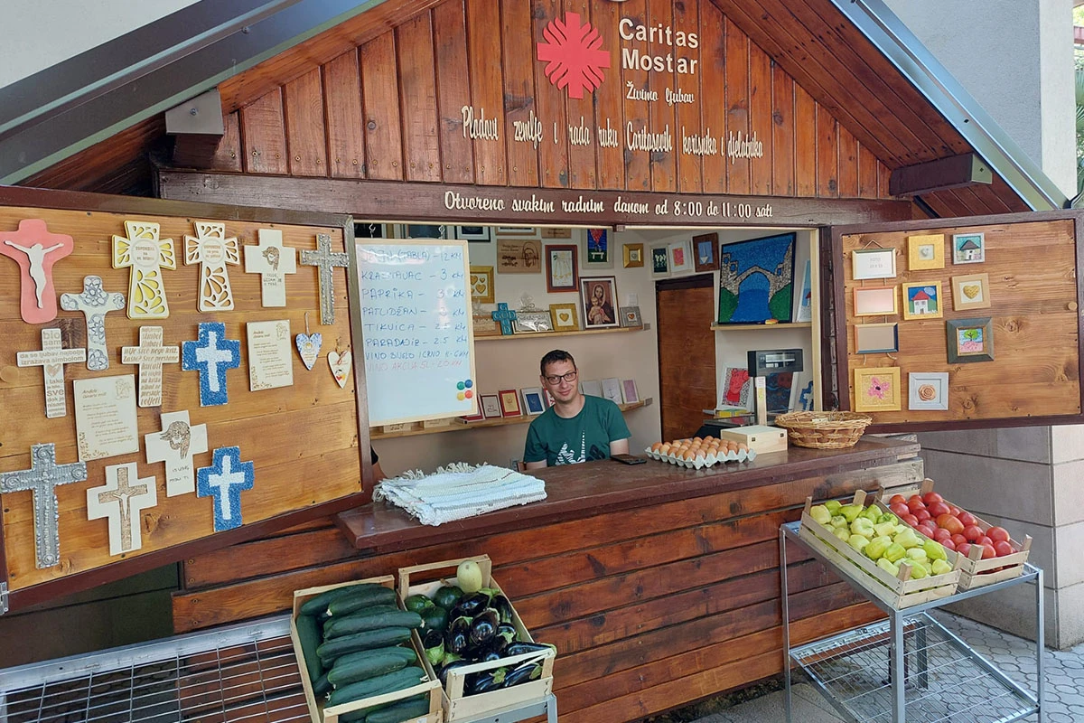 Mostar: Otvorena Caritasova prodajna kućica