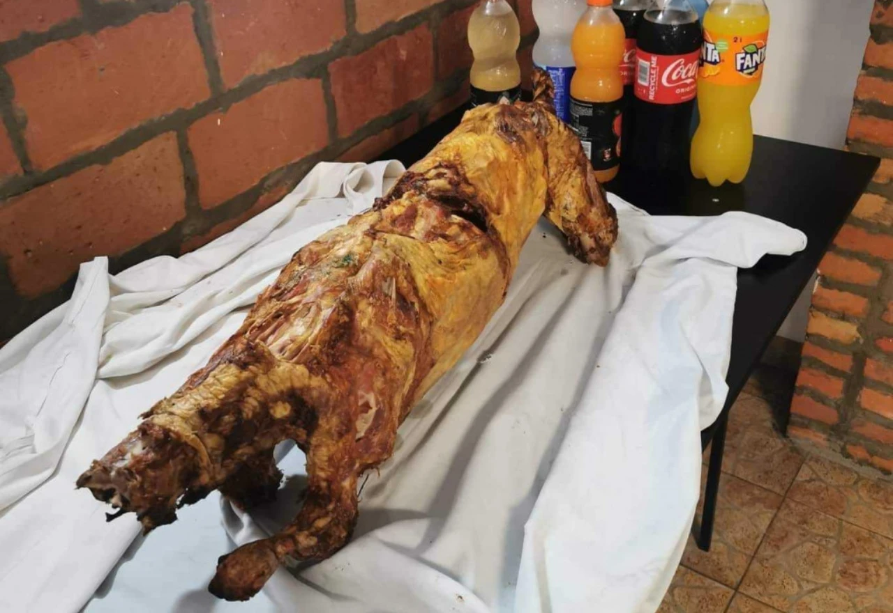 Učenici razredniku za zadnji dan škole darovali pečeno janje