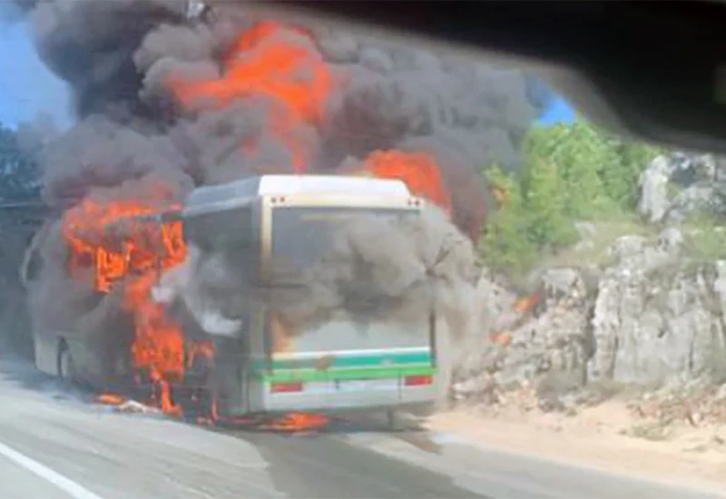 Širokobriješki učenici u panici iskakali iz plamtećeg autobusa